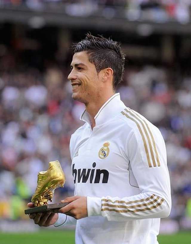 Christiano Ronaldo auctions off golden boot award