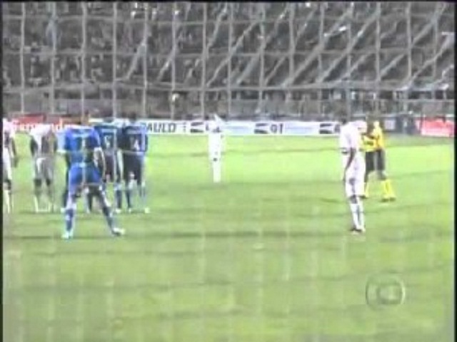 Supersonic free-kick of the defender Rafael Tolói