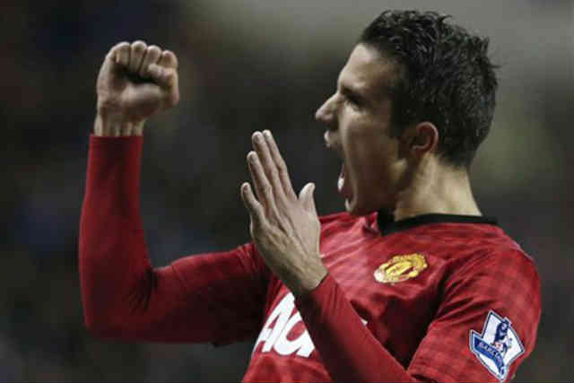 Robin Van Persie leads his team to victory as he scored the last goal against Reading