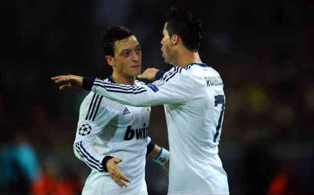 Ronaldo and Ozil save Real Madrid and not giving up for the title of the La Liga