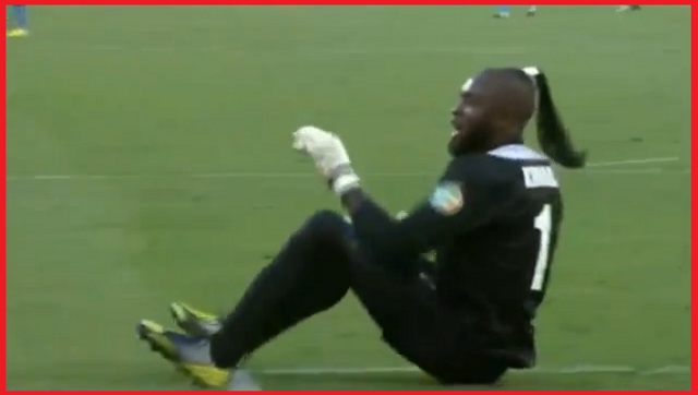 Goalkeeper of DR Congo national team Robert Kidiaba dances On Ass