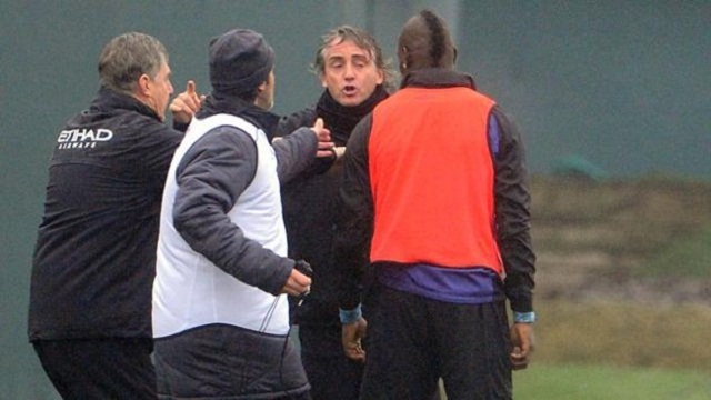 Mancini is seen striding towards Balotelli, pointing in an aggressive manner.
