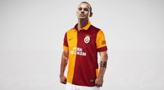 Wesley Sneijder Wearing his new Galatasaray Jersey