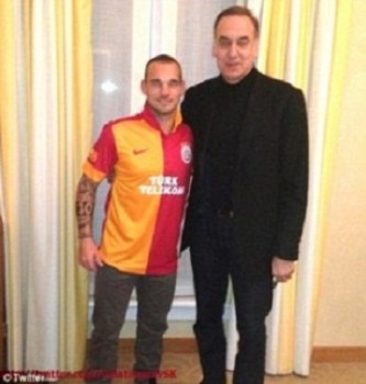 Wesley Sneijder poses with his new boss in his new Galatasaray shirt