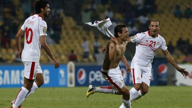 Youssef M'Sakni scored a brilliant last-gasp winner for Tunisia to give them a Group D victory over Algeria in the African Nations Cup