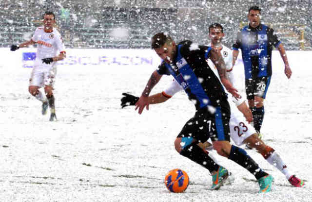 AS Roma edged a five goal thriller 3-2 against Atalanta in snow covered Bergamo
