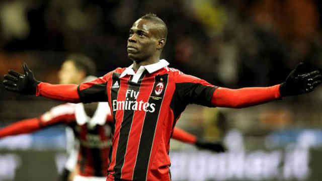 Balotelli who made his debut became a hero in Milan by scoring two goals and bringing a win for his new team