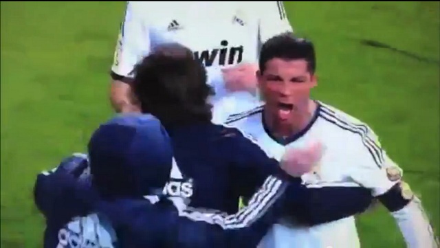 Cristiano Ronaldo Amazing Free-Kick Goal ( Real Madrid 4-2 Real Sociedad 06/01/2013)