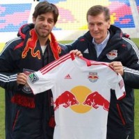 For his third game in a friendly against New England, the Brazilian who is a former Olympique Lyon player has distinguished himself by scoring his first goal . On this picture you can see him showing his new shirt.