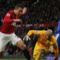 Goals from Ryan Giggs and Robin van Persie gave Manchester United a 2-0 home win over Everton to extend their lead at the top of the table