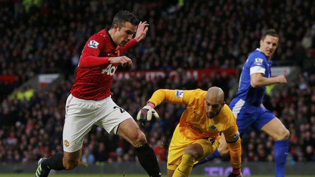 Goals from Ryan Giggs and Robin van Persie gave Manchester United a 2-0 home win over Everton to extend their lead at the top of the table 