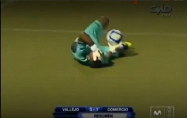 It happened in the Peruvian championship, an incredible event.Really not fair, but it's a goal..