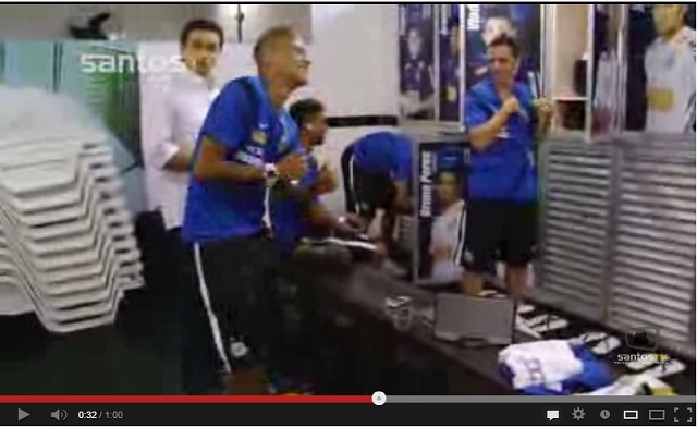 Neymar, the Santos star, has a new dance in time to celebrate the goals. The brazilian player now dance in the locker room, where he gives a show for their colleagues.