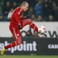 Robben with a missile shot to the goal against Wolfsburg