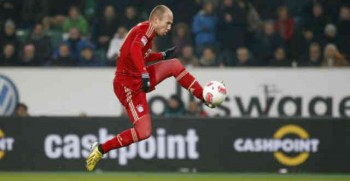 Robben with a missile shot to the goal against Wolfsburg