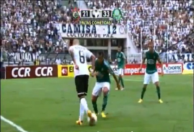 Sick Dribble by Fabio Santos-Corinthians vs Palmeiras-Brazilian football at its best