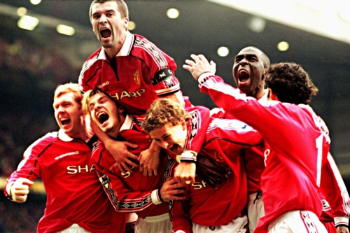 Scholes, Beckham, Keane, Giggs and Teammates Celebrate goal.