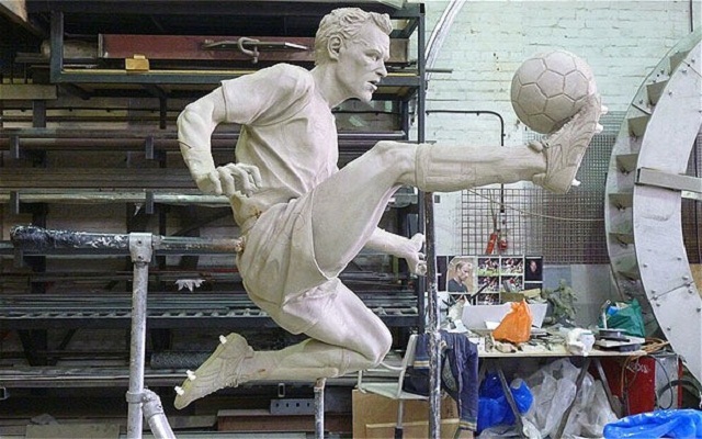Dennis Bergkamp says he is 'honoured' that the club plans to erect a monument in his likeness outside the Emirates Stadium.