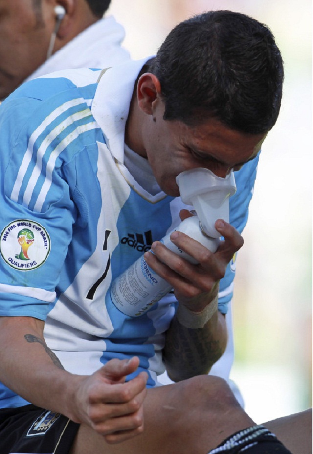 Di-María-requires-an-oxygen-mask-as-the-altitude-takes-its-toll