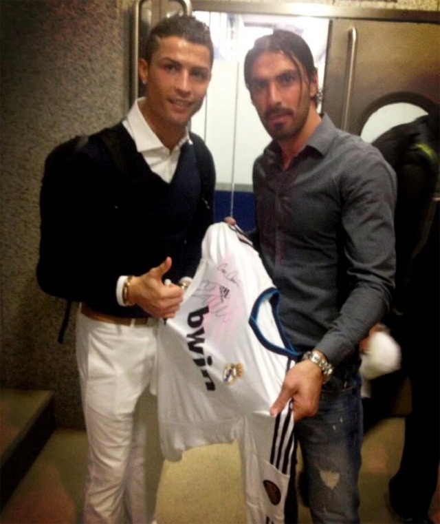 Mallorca goalkeeper Dudu Aouate has posted this photo on Twitter showing himself with Cristiano Ronaldo, who signed a Real Madrid shirt to help raise funds for a sick child.