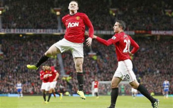 Rooney celebrates with RVP with his goal