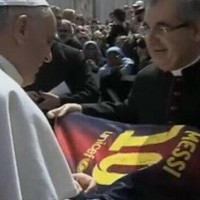 Pope Francis receives Messi shirt