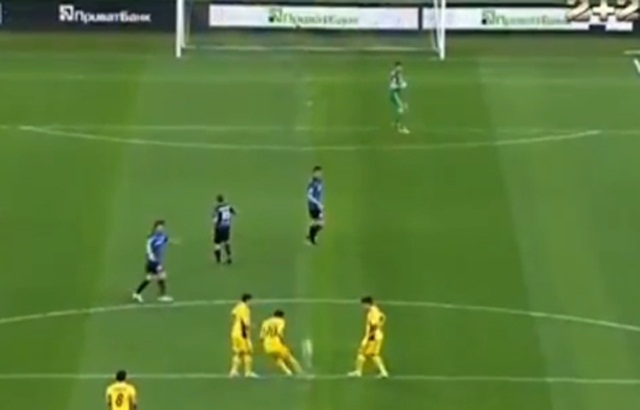 Cleiton Xavier scores a special goal for Metalist Kharkiv straight from the kick-off.