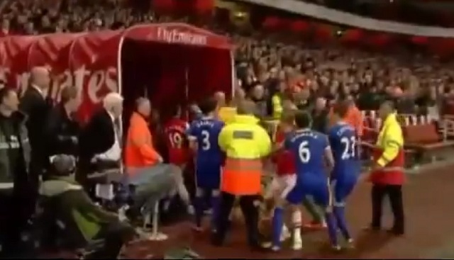 Kevin Mirallas sprays Wilshere with water Video Squirt Arsenal vs Everton