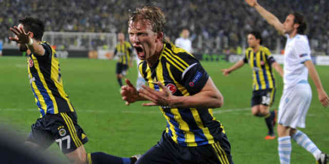 Kuyt celebrates his final goal on the 90th minute against Lazio