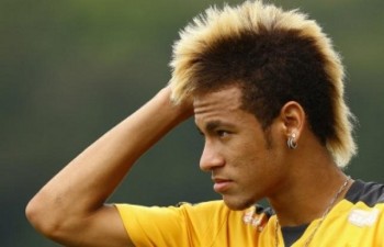 Neymar is trying but really, it doesn't work. Please cut that stupid mohican of yours.