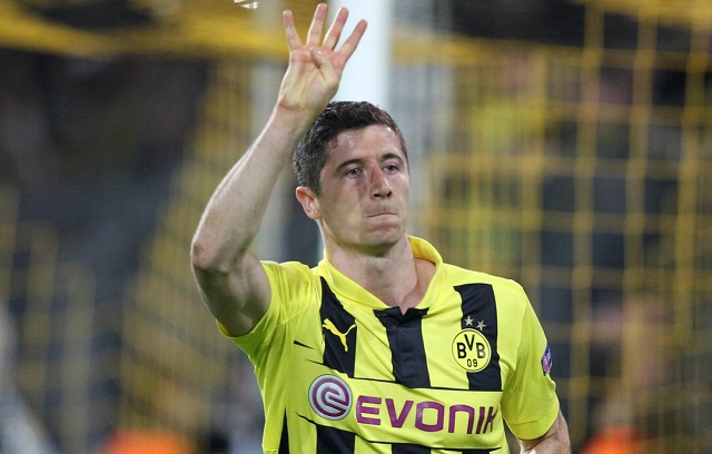 Robert Lewandowski has already signed with Bayern Munich, here you can see him celebrating his four goals against Real Madrid by indicating the number four with his fingers