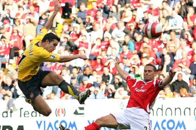 Wondergoal by Robin van Persie during the second half of this football match. Its Arsenal VS Charlton. Van Persie is one of the best Dutch players playing in the English competition for Arsenal. In this clip Van Persie shoots a ball out of the air straight into the goal. A great shot and beautiful goal!