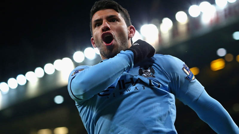 Manchester City's Carlos Aguero celebrates scoring against Man United 