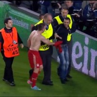 Bayern players celebrate with fan invading pitch and Ribéry gives him his jersey