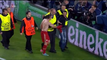 Franck Ribery Gives his Jersey to Fan when security kicks him out of the pitch- Barcelona 0-3 Bayern Munich