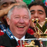 Sir Alex Ferguson celebrates with his team of winning the title