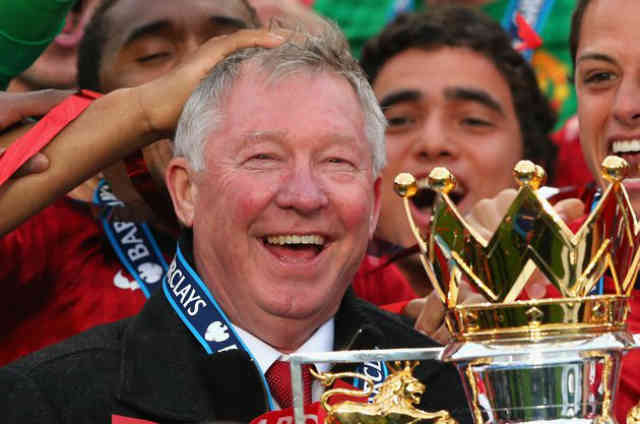 Sir Alex Ferguson celebrates with his team of winning the title