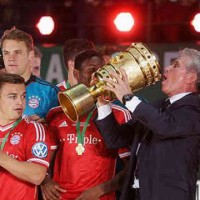 Bayern Munich celebrate their victory with their manager