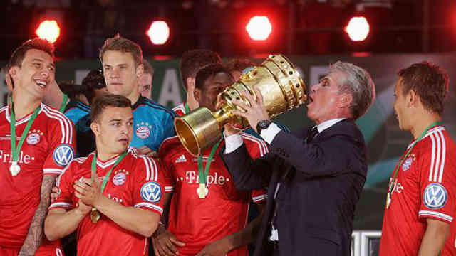 Bayern Munich celebrate their victory with their manager