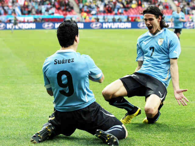 Naples will like to see Suarez as a replacement for Cavani