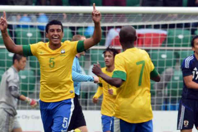 Paulinho might be going to Tottenham until he thinks about his decision with his family