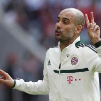 Pep Guardiola shows tactics with his new team, Bayern Munich