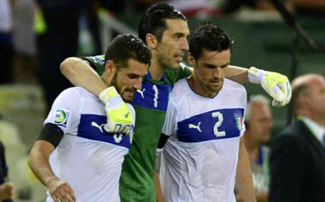 Buffon celebrate with his team as Italy take third place in the Confederations Cup