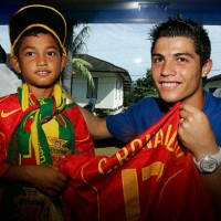 Cristiano Ronaldo with a child who survived the Indonesian tsunami in 2004.