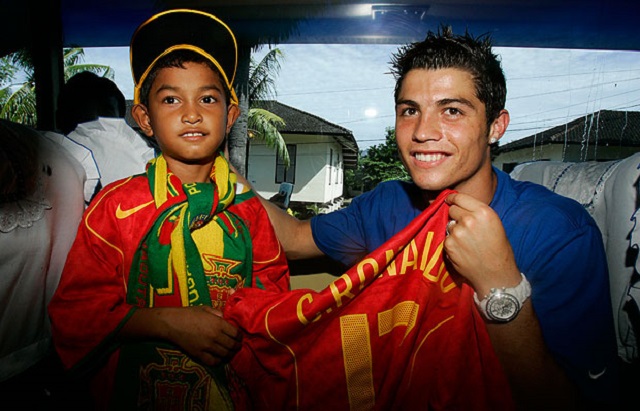 Cristiano Ronaldo with a child who survived the Indonesian tsunami in 2004.