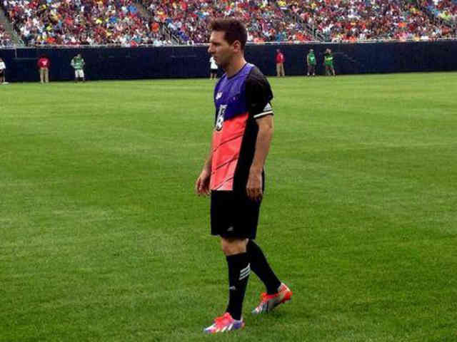 Lionel Meessi playing with his team mates