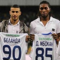 Younes Belhanda holding his new shirt with his new club