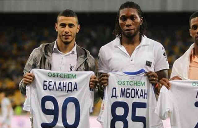 Younes Belhanda holding his new shirt with his new club