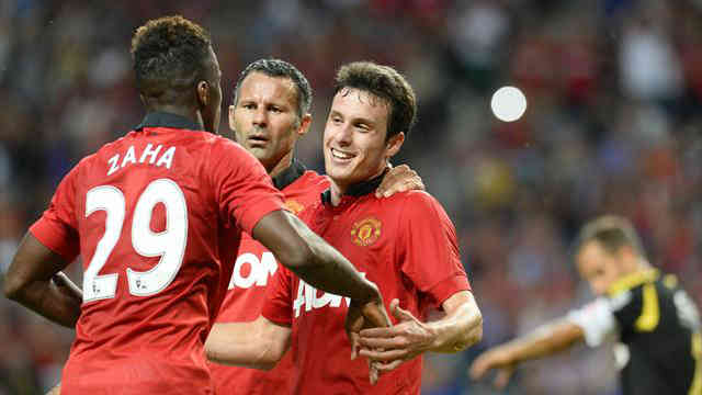 Henriquez celebrates his goal with his team mates