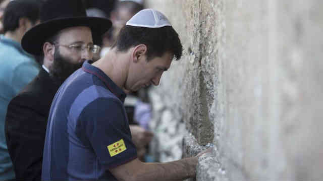 Lionel Messi makes his prayer at the wailing wall